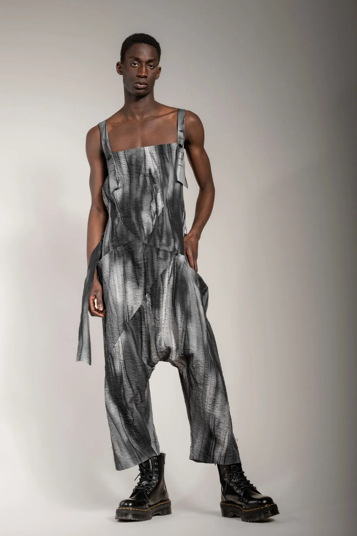 eigensinnig wien | Rilke | Extravaganter Drop Crotch Jumpsuit aus grauer Baumwolle