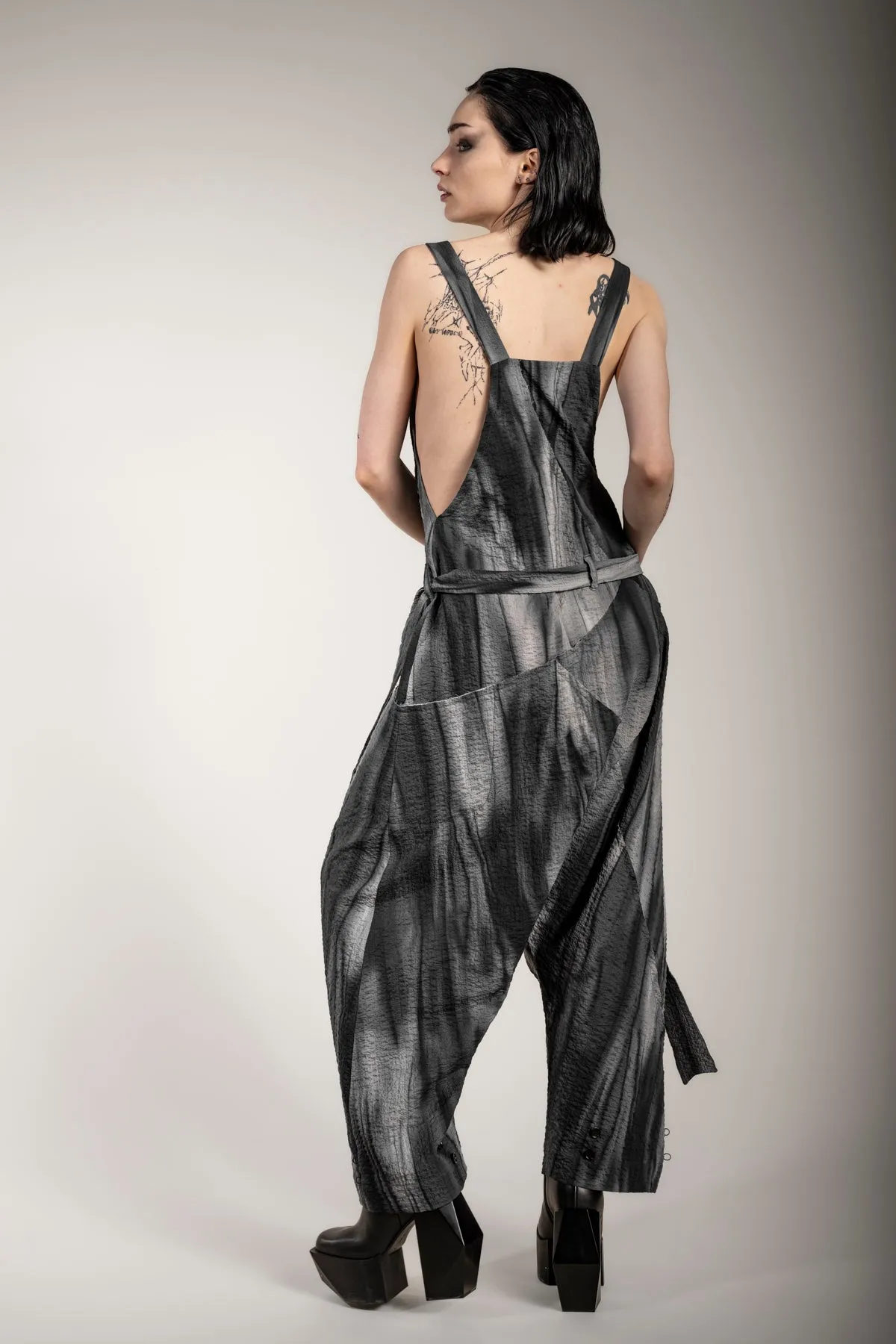 eigensinnig wien | Rilke | Extravaganter Drop Crotch Jumpsuit aus grauer Baumwolle